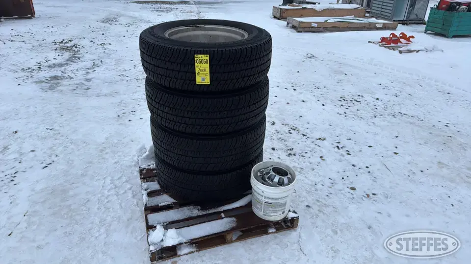 (4) Michelin LTX A/T2 275/65R20 tires Passenger-Light Truck Tire