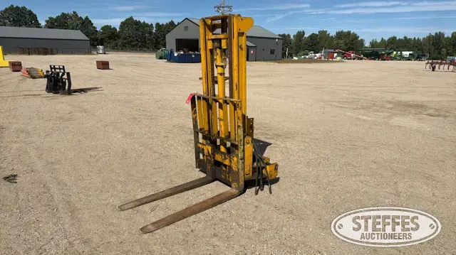 Forklift mast