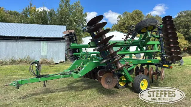 John Deere 637