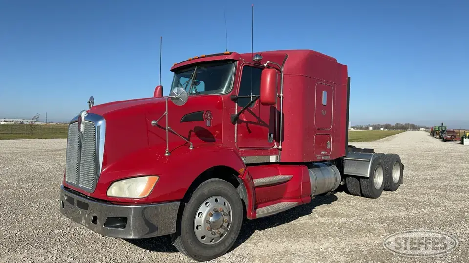 2008 Kenworth T600 Conventional Truck with Sleeper