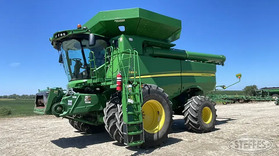 2016 John Deere S690 Combine