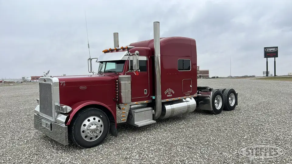 2006 Peterbilt 379 EXHD Conventional Truck with Sleeper