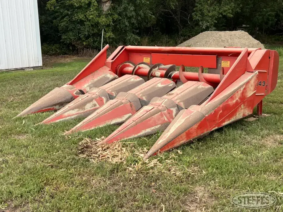 Massey Ferguson 1143 Corn Head