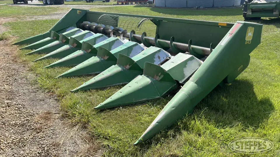 John Deere 843 Corn Head