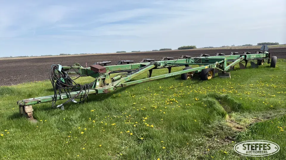 John Deere 3710 Plow