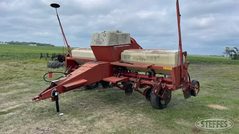 International Cyclo 400 Less Than 12 Row Planter