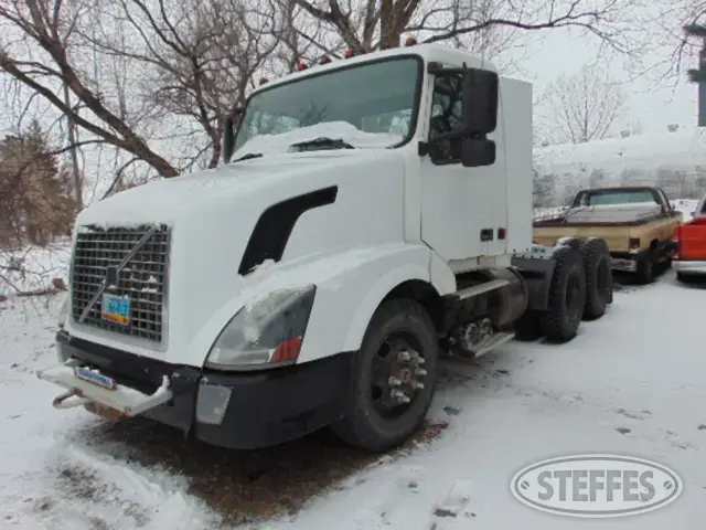 2004 Volvo VNL64T