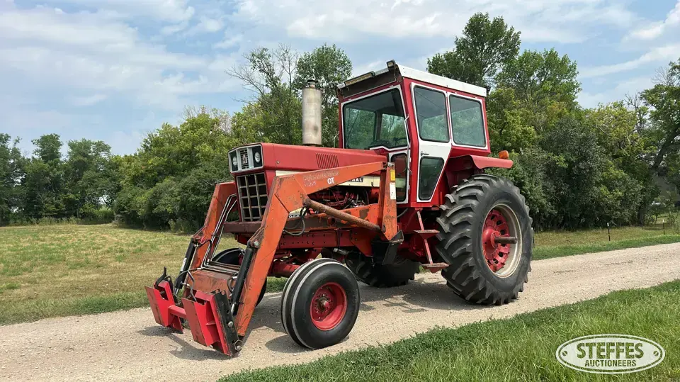 1971 Farmall 966 2WD Tractor