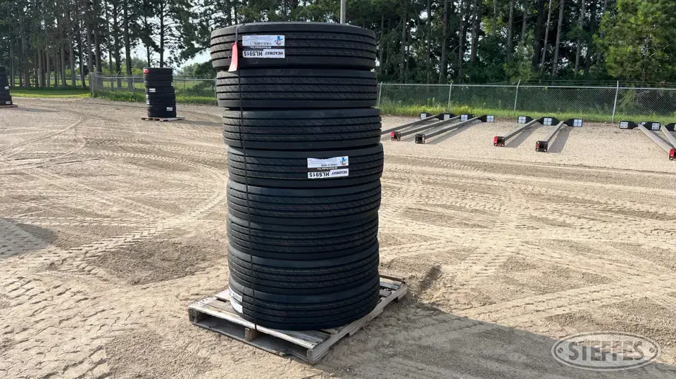 (8) Headway HLS 915 11R22.5 tires Truck Tire