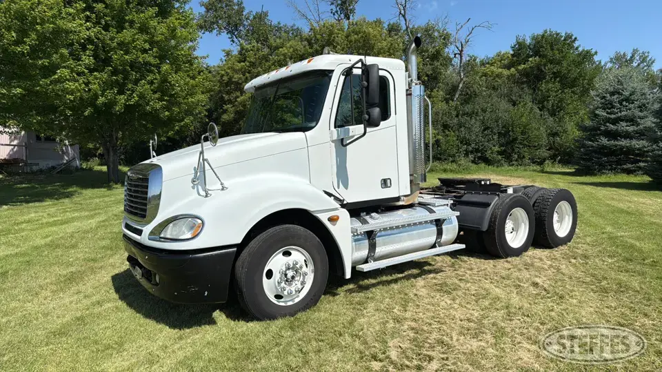 2005 Freightliner Columbia Conventional Truck without Sleeper