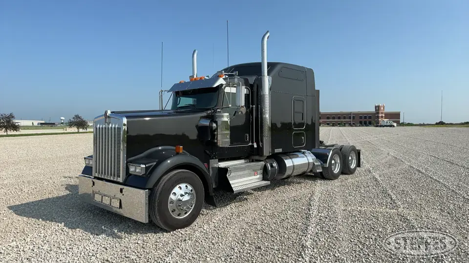 2016 Kenworth W900L Conventional Truck with Sleeper