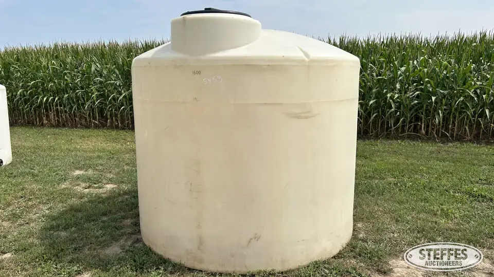 1,750 gal. poly tank