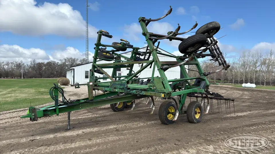John Deere 610 Chisel Plow