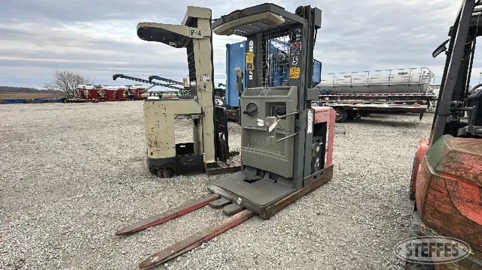Raymond 152-OPC30TT Warehouse Forklift