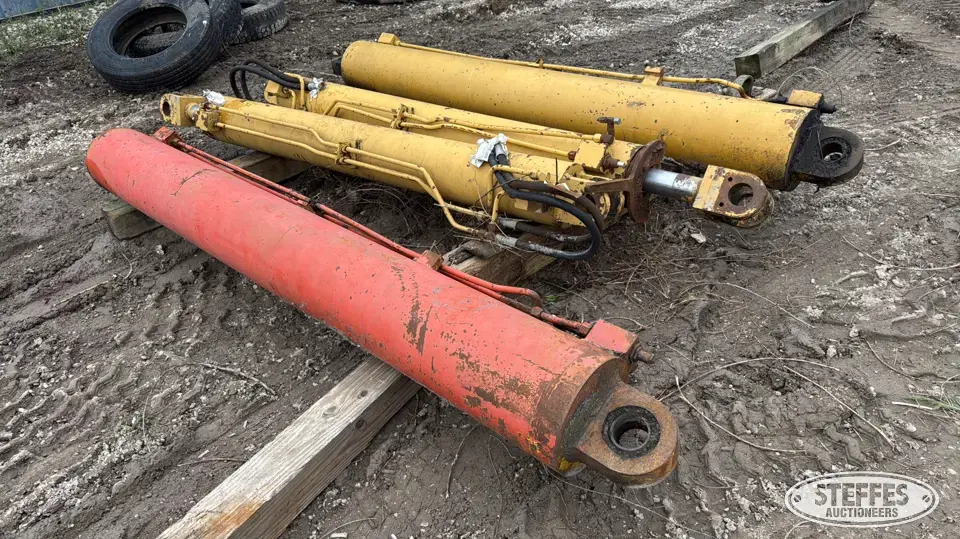(4) GCI 5400 crane hyd. cylinders Construction Part