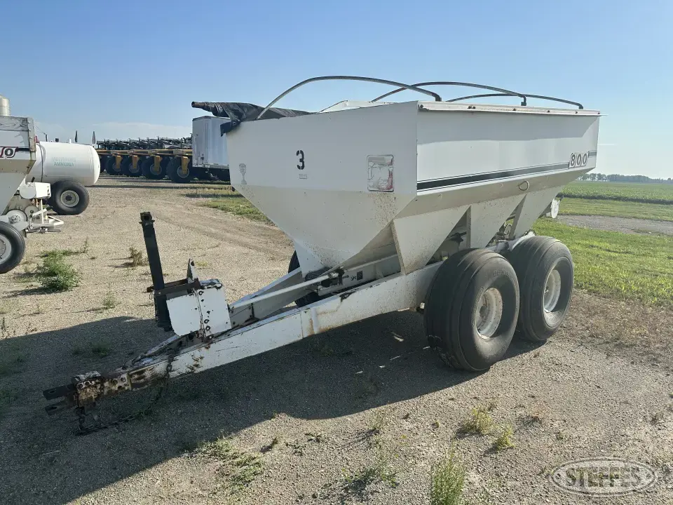Willmar 800 Pull-Type Dry Spreader