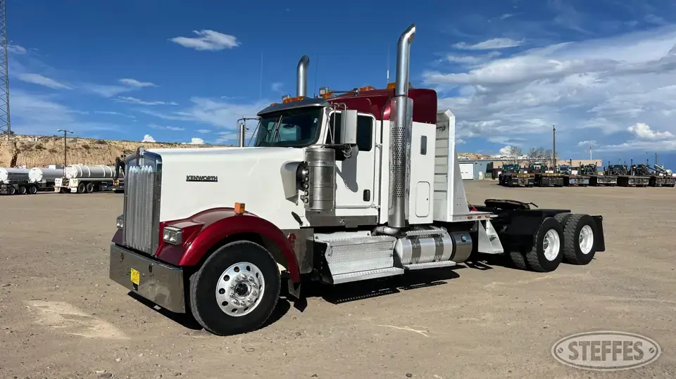 2014 Kenworth W900 Conventional Truck with Sleeper