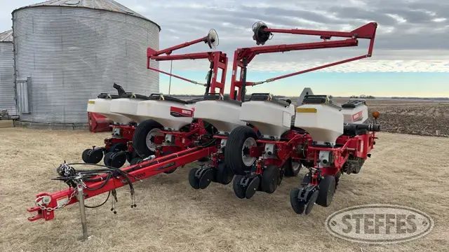 2008 White 8200