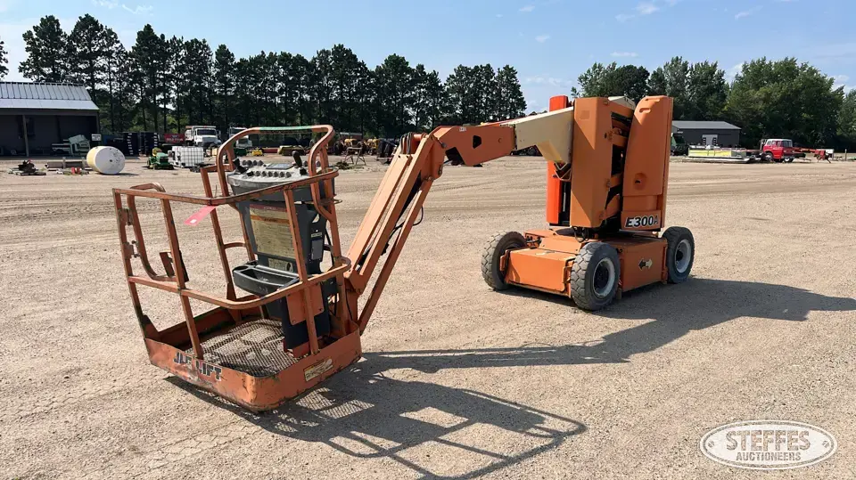 JLG E300AJ Boom Lift