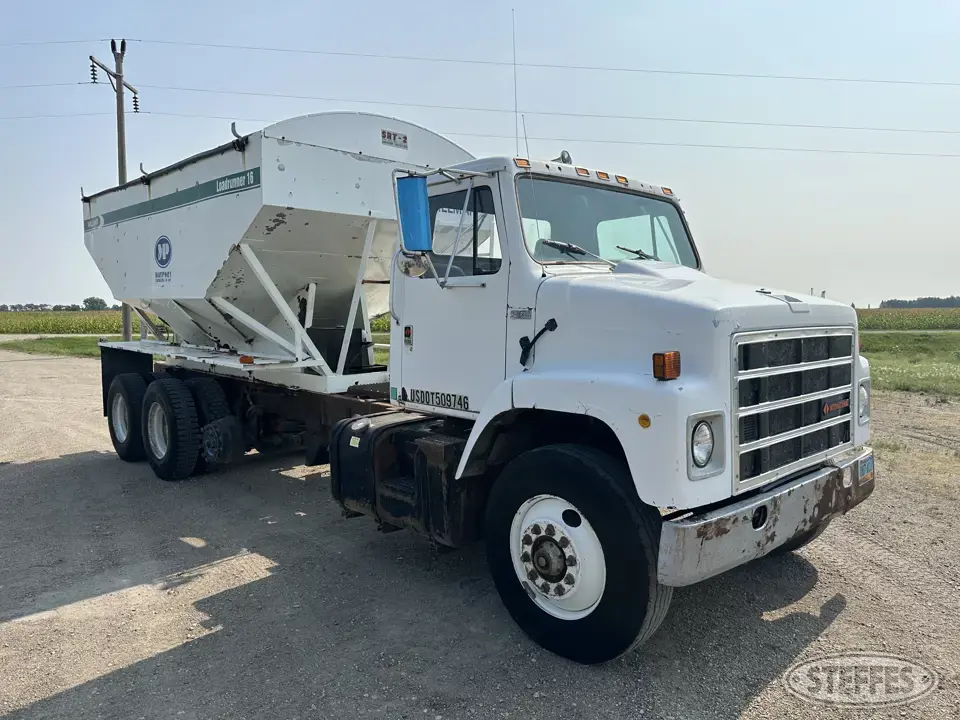 1988 International S2300 Seed Tender Truck