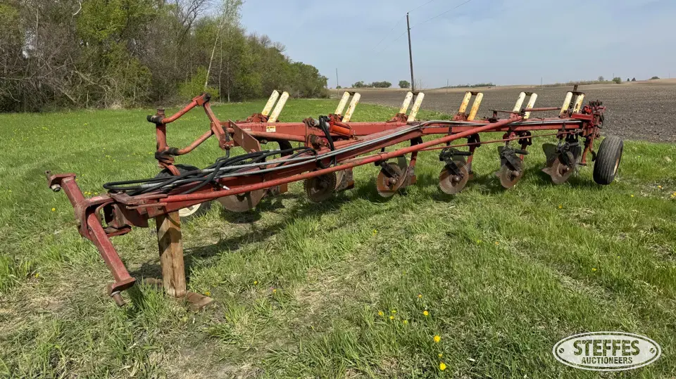 International 710 Automatic Plow