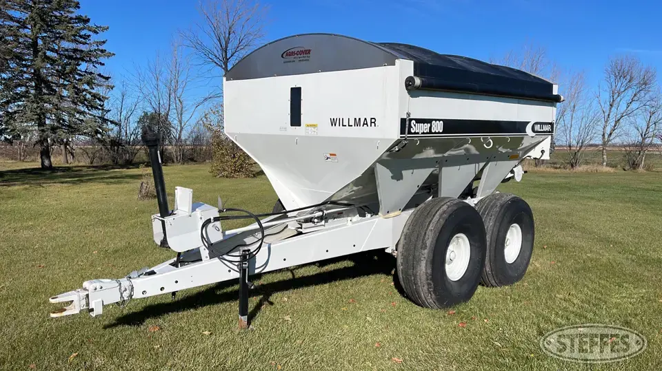 Willmar Super 800 Pull-Type Dry Spreader