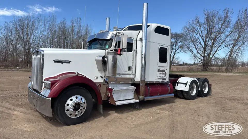 2002 Kenworth W900 Conventional Truck with Sleeper