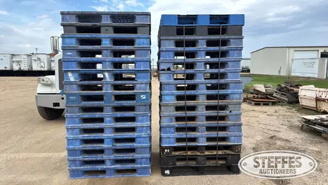 (30) Plastic pallets