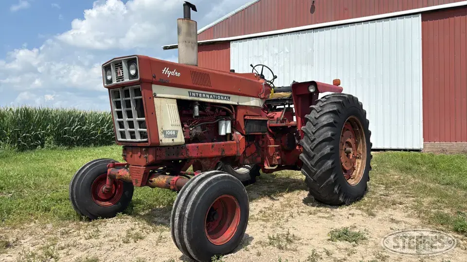 1971 Farmall 1066 Hydro 2WD Tractor