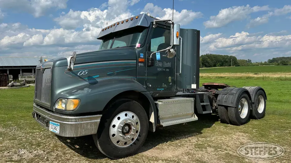 2003 International 9200i Conventional Truck with Sleeper