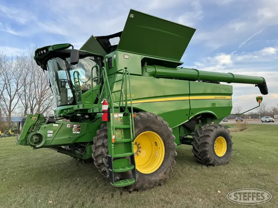 2017 John Deere S690 Combine