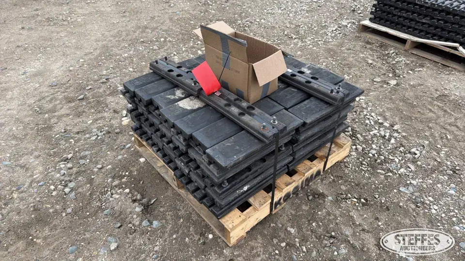 (88) Track pads Construction Part