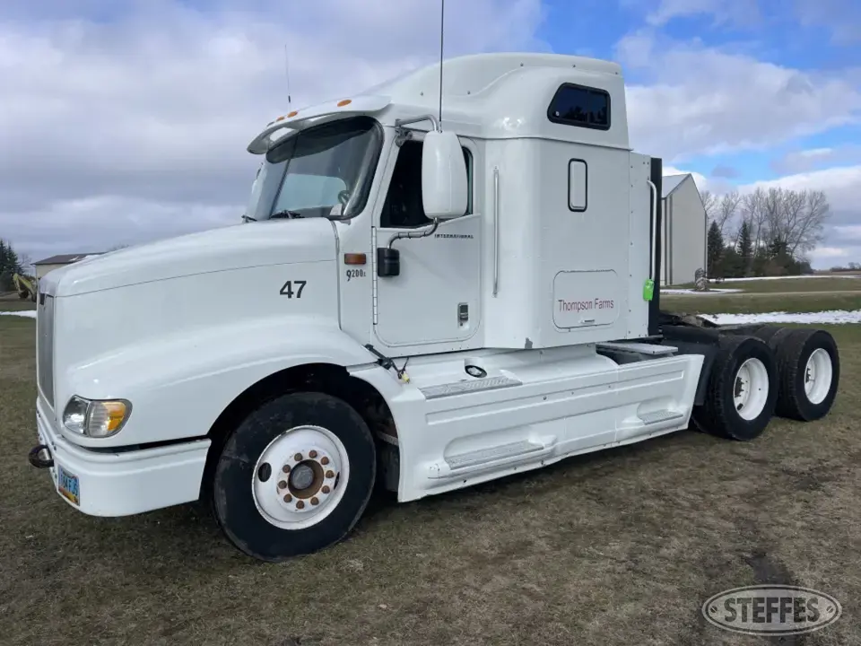 2002 International 9200i Conventional Truck with Sleeper