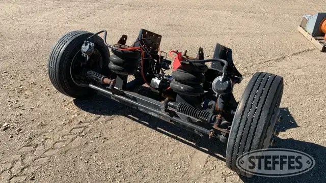 Steerable pusher axle