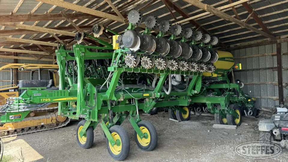John Deere 1795 12 or More Row Planter