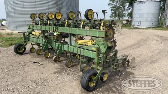John Deere 85
