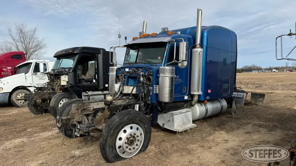 2007 Peterbilt 379 Conventional Truck with Sleeper