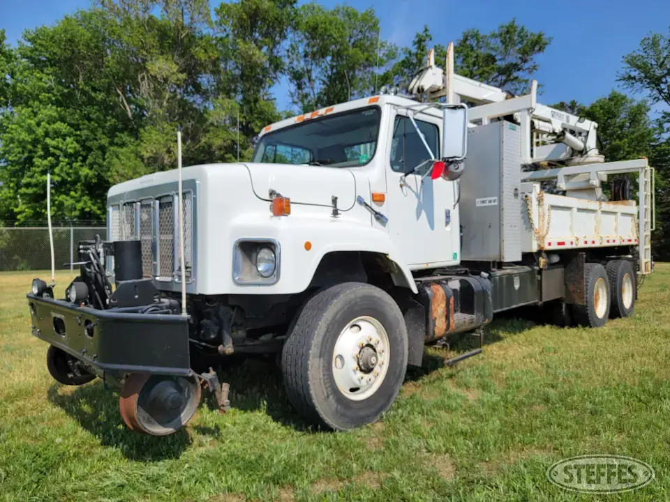 1999 International 2674 Boom Truck