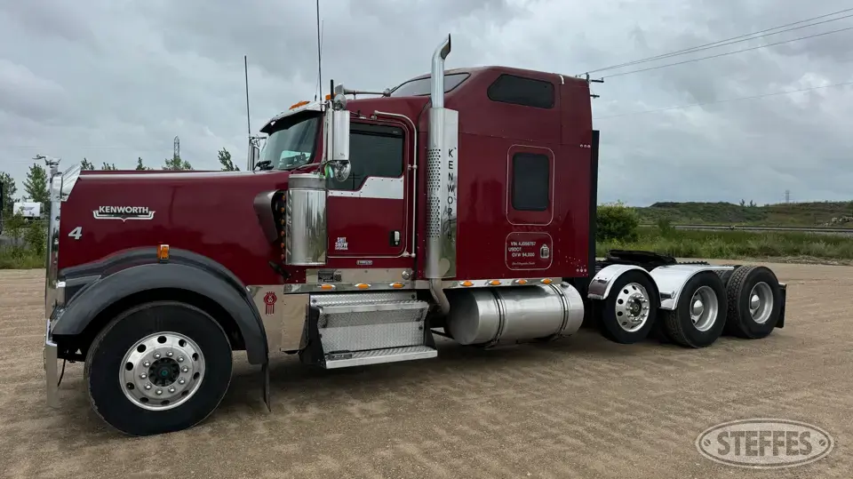 2004 Kenworth W900L Conventional Truck with Sleeper