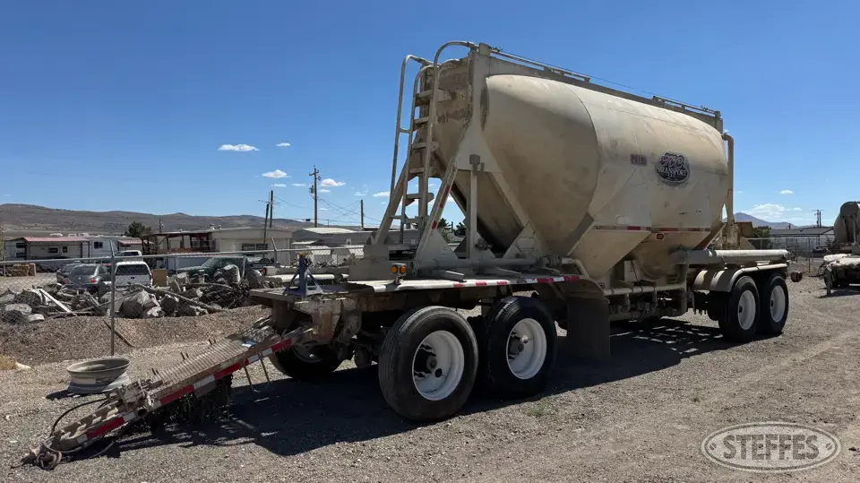 1992 J & L 905 cu. ft. Pneumatic Trailer