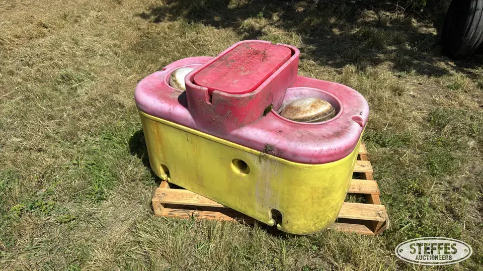 Ritchie ThriftyKing CT2-2000 Feeders and Bunk
