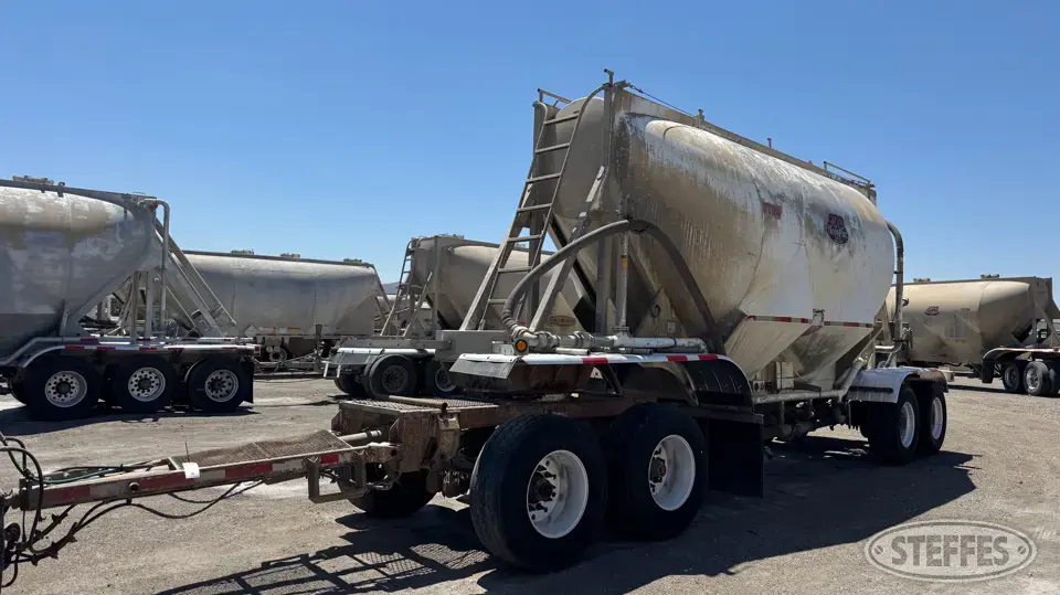 1986 J & L Pneumatic Trailer