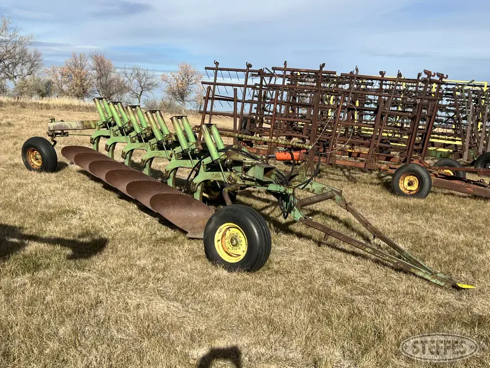 John Deere 3200 Plow