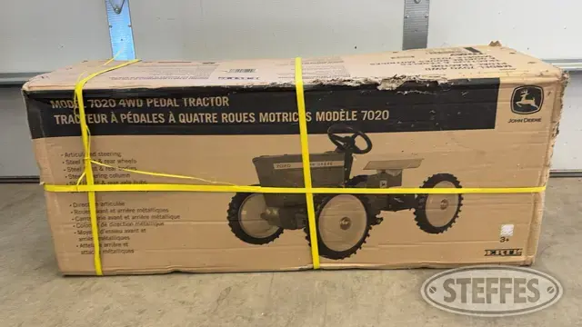 John Deere 7020