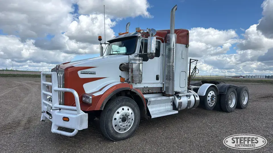 2013 Kenworth T800 Conventional Truck with Sleeper