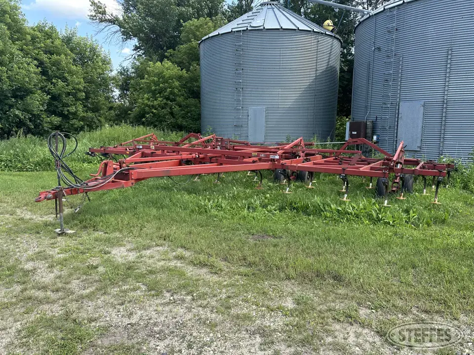 International 4900 Field Cultivator