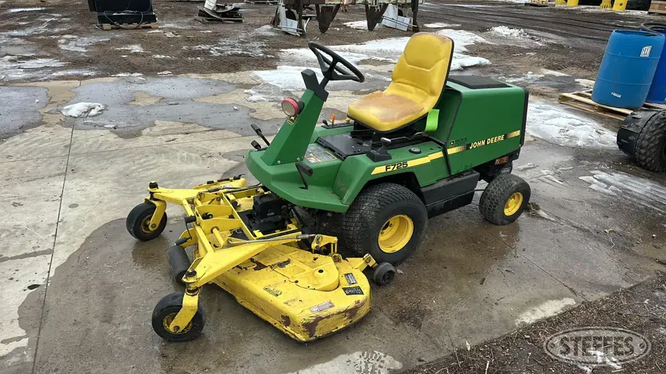 John Deere F725 Lawn Tractor