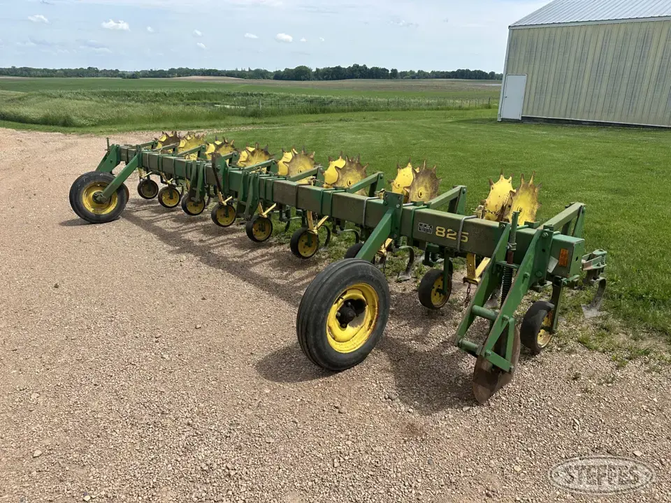 John Deere 825 Row Crop Cultivator