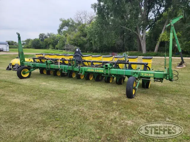 John Deere 7300