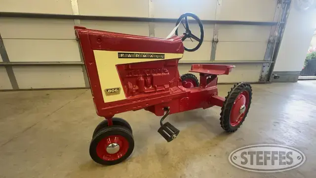 McCormick Farmall 806